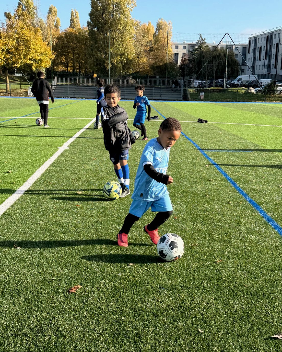 De jeunes joueurs travaillent la conduite de balle