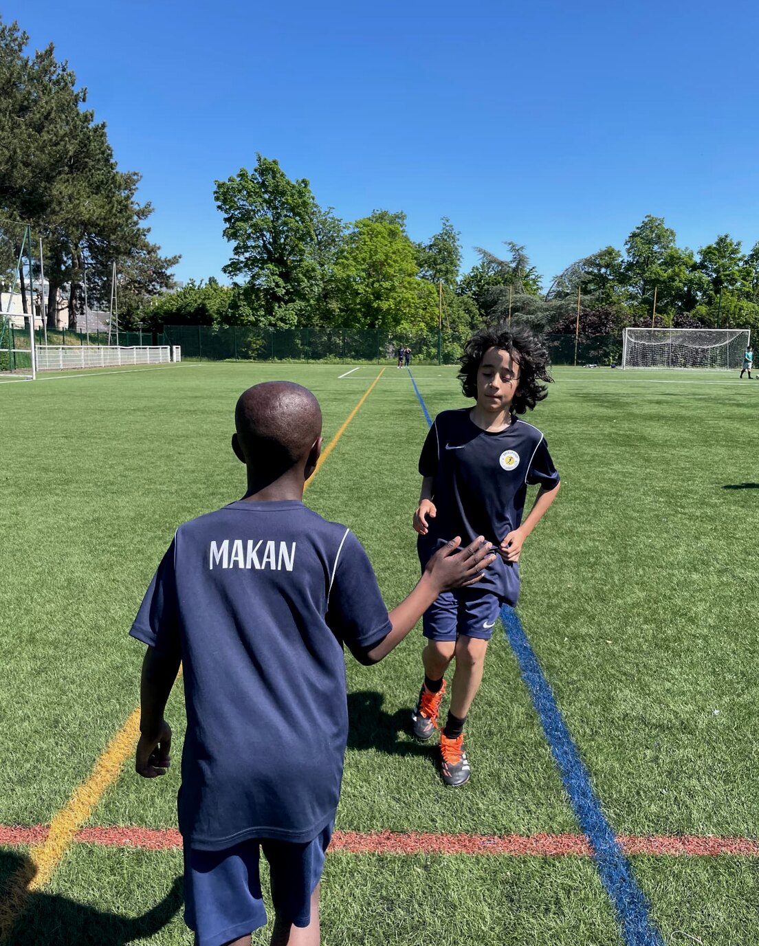 Deux joueurs se saluent pendant l'entraînement