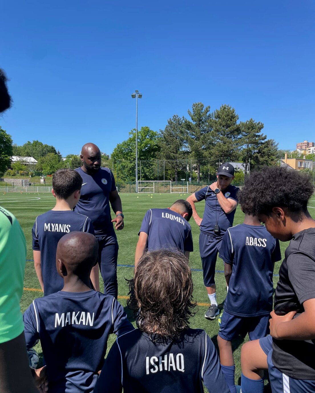 Causerie du coach avec le groupe avant la séance