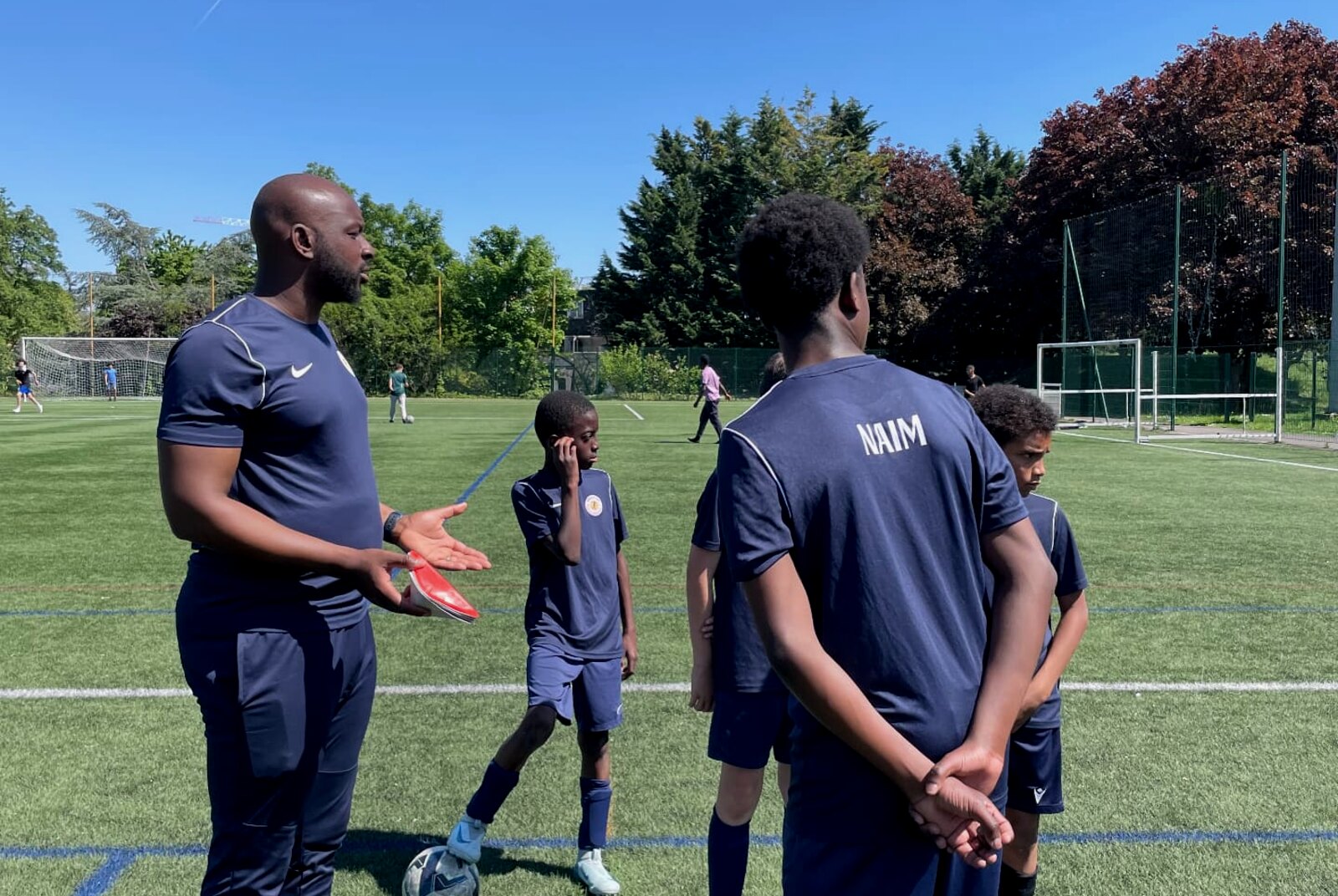 Consignes du coach aux joueurs sur le terrain